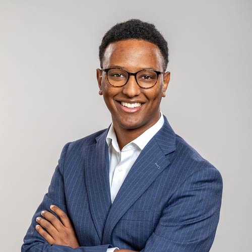 Awet Yohannes zum Senior Associate bei Annerton befördert